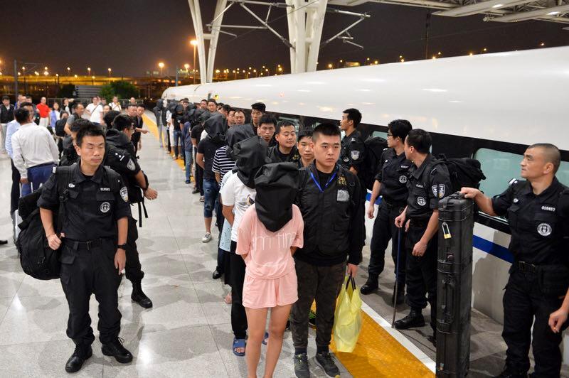 团伙成员被押解回沪.