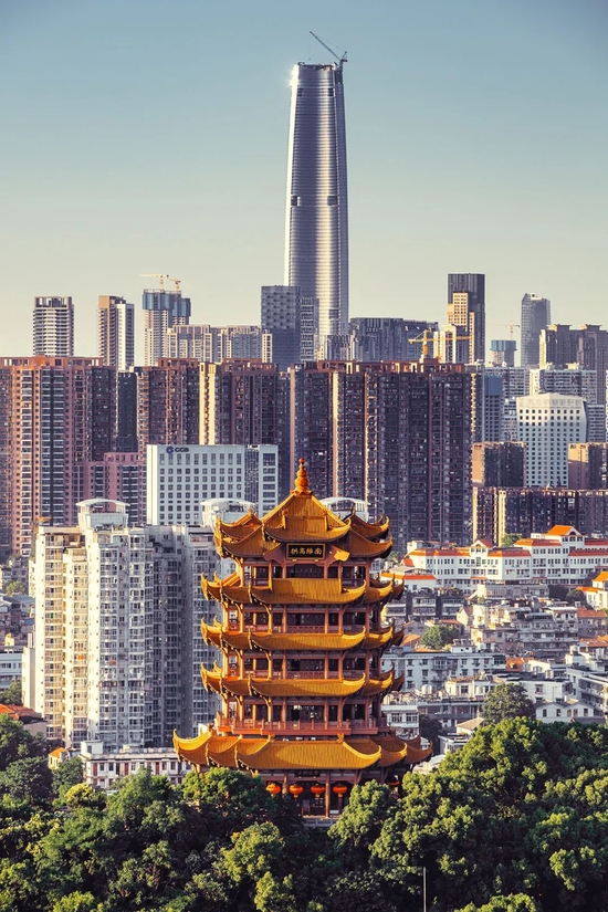 黄鹤楼身后的现代大武汉.摄影/玩摄堂