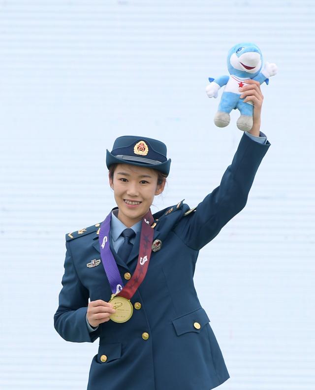 中国跳伞选手邢雅萍成为军运会八冠王