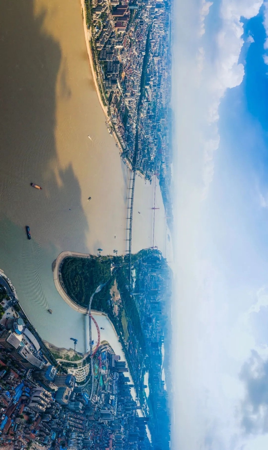 两江交汇处的大武汉.摄影/陶进