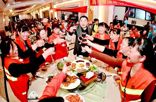 图为:昨晚,在武汉市新洲区一酒店,阳逻爱心企业家韩加勤(中)请220位