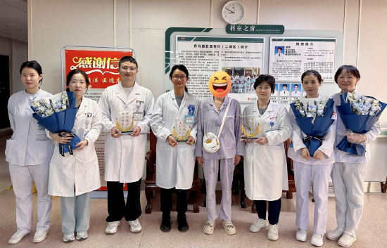 （廖女士出院前致谢医护并合影留念 通讯员王赛华 供图）