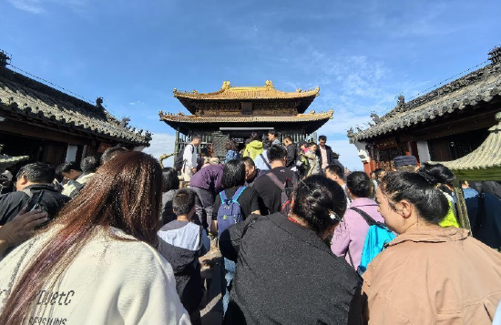 游客在金顶登高拍照(刘雪琴 拍摄)