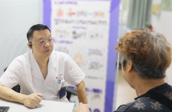 胃肠外科二病区主任、主任医师吴彪坐诊中 通讯员代雨朦 摄