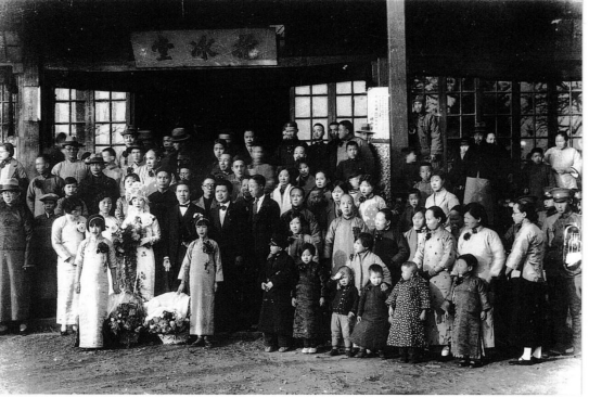 　　1933年11月2日，卢纲祖父母卢立群、朱世濂，在武昌辛亥革命首义公园举办民国轰动一时的世纪婚礼。辛亥革命元老李书城、蓝文蔚、李范一等出席并主婚、证婚。