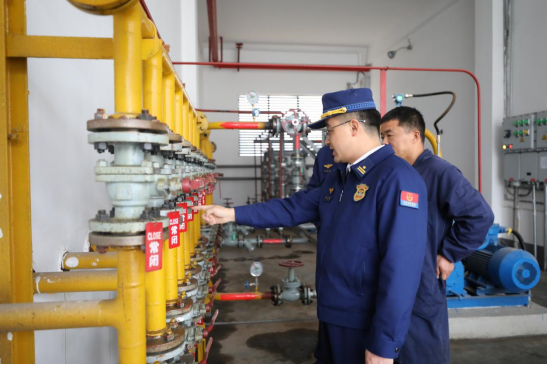 咸宁市消防救援支队联合部门开展涉企检查“综合查一次”助力营商环境。刘璇/摄