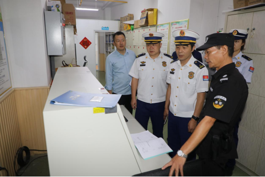 　　恩施州消防救援部门深入建始县某幼儿园，抽查值班人员对火灾报警控制器的熟悉与操作程度 李琼/摄