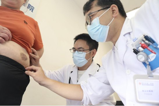  （患者在 “紫癜专病门诊”问诊 &nbsp;通讯员代雨朦 摄）