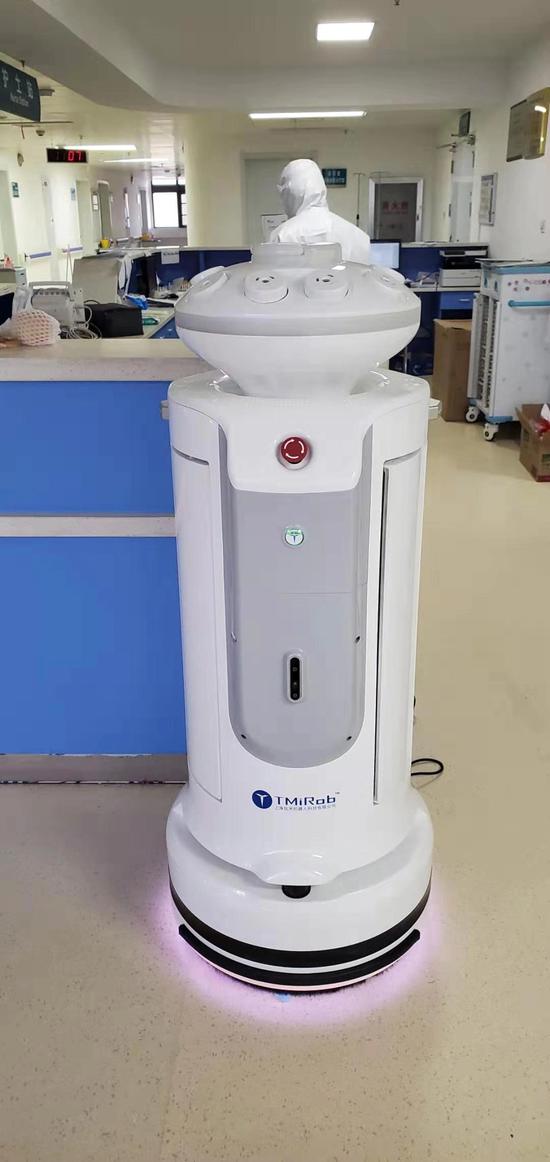 武汉市第六医院首台消毒机器人上岗 助医护人员"打怪"