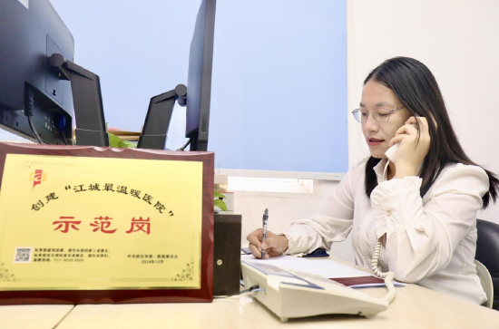 喻小红在“温暖医院建设办公室”接听热线电话、处理患者诉求 通讯员代雨朦 摄