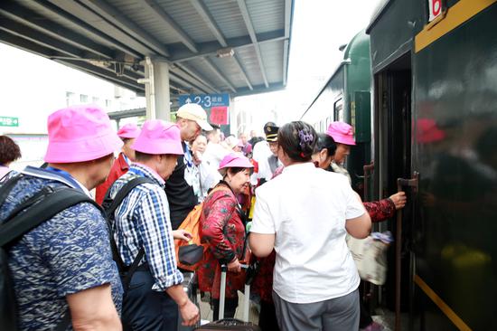 武铁首开孝感至恩施旅游专列 726名中老年旅客尝鲜