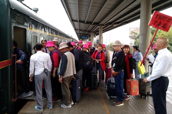 武铁首开孝感至恩施旅游专列 726名中老年旅客尝鲜