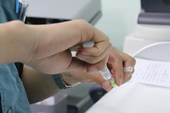 麻醉医生用注射器抽取出瓶内麻醉药