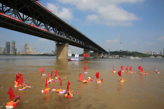 第45届武汉7.16渡江节开幕 2500余名泳者逐浪长江