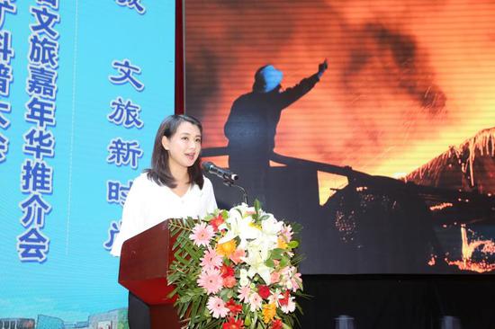 黄石市广播电视台主持人梁晶推介黄石矿晶特色旅游资源和产品.