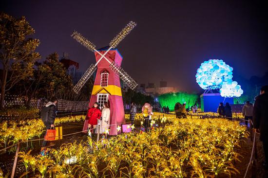武汉欢乐谷15万人赏灯狂欢跨年花灯与音乐点亮新年