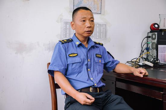 佛祖岭街城管执法中队队长黄定斌介绍曾长友老人的情况