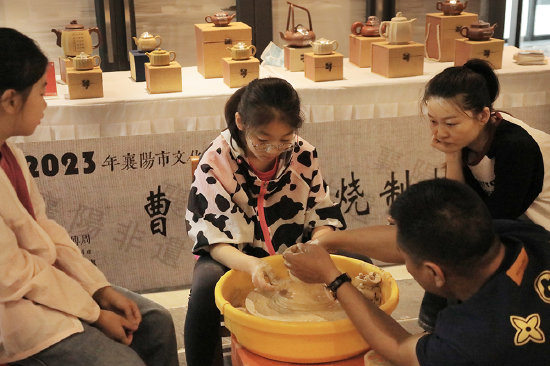 孩子们体验陶艺制作