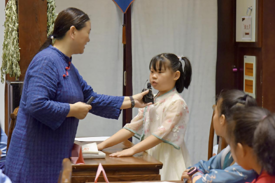 孩子们积极互动