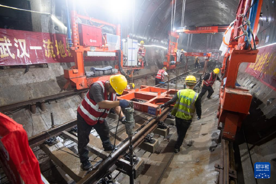 7月28日，中铁四局工作人员在武东站施工作业。新华社记者肖艺九摄