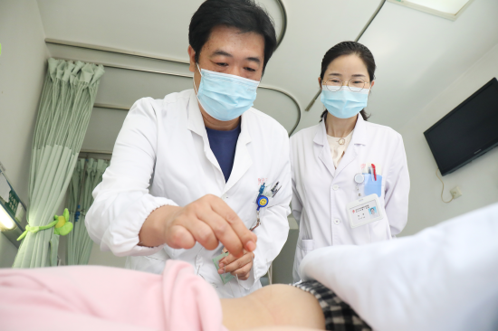 (武汉市第一医院针灸科副主任邹燃为胃肠病患者扎腹针 通讯员 代雨朦 摄)