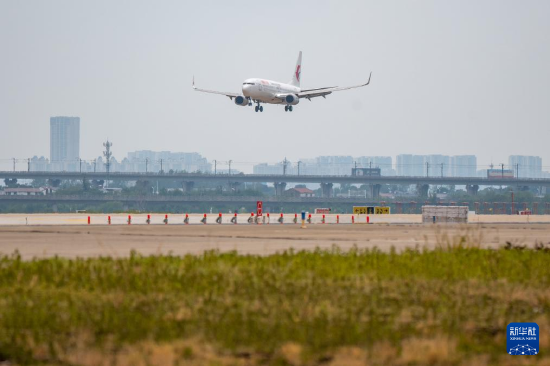 9月18日，东航MU2088航班抵达武汉天河国际机场。新华社发（杜子璇摄）