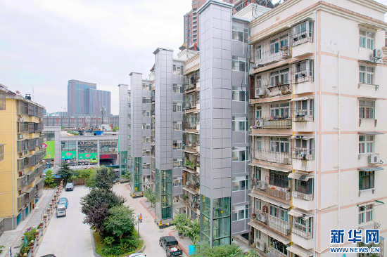 图为宜昌市西陵区葛洲坝街道团结新苑小区加装电梯方便了居民，美化了环境。