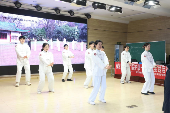 带领师生齐做医院自创养生操“护脊七式”。