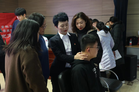 康复医学科张齐娟主任为师生评估颈部疼痛情况。