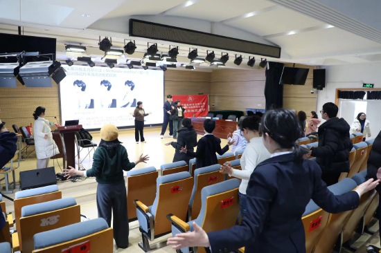 康复医学科李哲技师教师生“富贵包”纠正的运动康复动作。