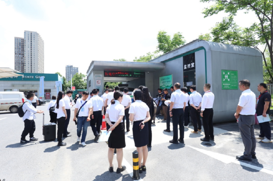 社会各界代表们参观国家电网三角湖充换电站