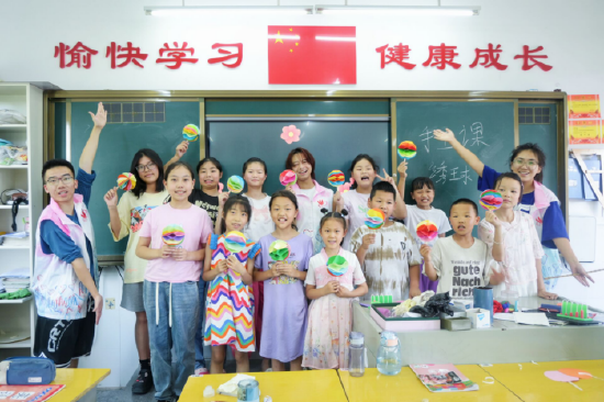 图为手工课结束后成果展示（毛玥摄）