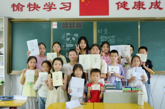 图为绘画课结束后成果展示（毛玥摄）