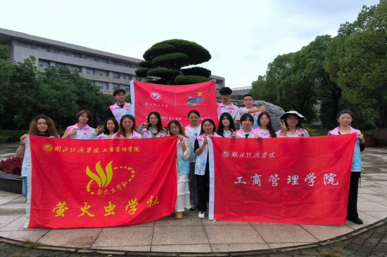 图为萤火虫志愿服务队在校训石前的大合照（毛玥摄）