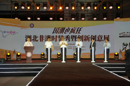 领导与嘉宾共同启动水晶柱,国潮也疯狂·湖北非遗时装秀暨创新创意展开幕(左起:省委宣传部二级巡视员黄勤,省广播电视台党委委员、副总经理晏治林,省文化和旅游厅党组成员、副厅长唐昌华,省委宣传部一级巡视员陶宏家,省文化和旅游厅二级巡视员孙旭,省文投党委委员、副总经理王钊)