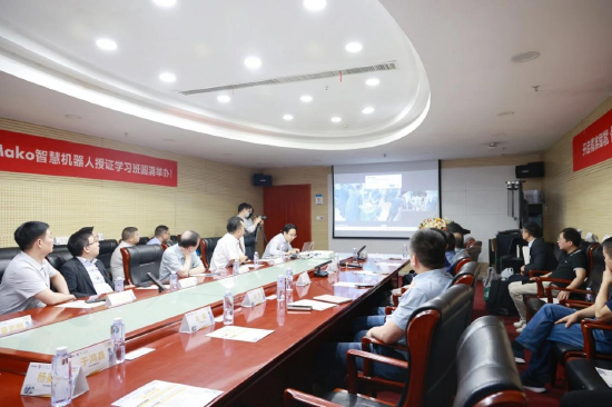 全国多位骨科领域权威专家通过远程连线方式对手术进行把控与解析