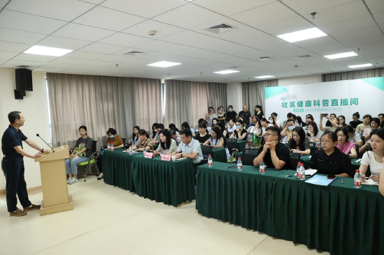 华中师范大学心理学院贺金波教授带来危机干预实战讲座。