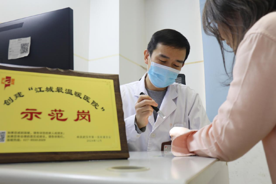 “江城最温暖医院”示范岗让党员医护在服务一线立身为旗