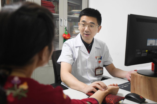 杨家耀主任坐诊中