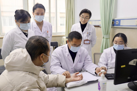 杨同华专家团队与程辉主任团队开展联合诊疗 通讯员代雨朦 摄