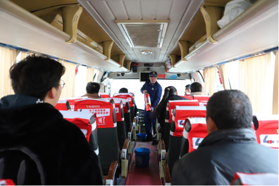 咸宁消防宣传员走进客车为旅客讲解灭火器正确使用及科普安全知识。