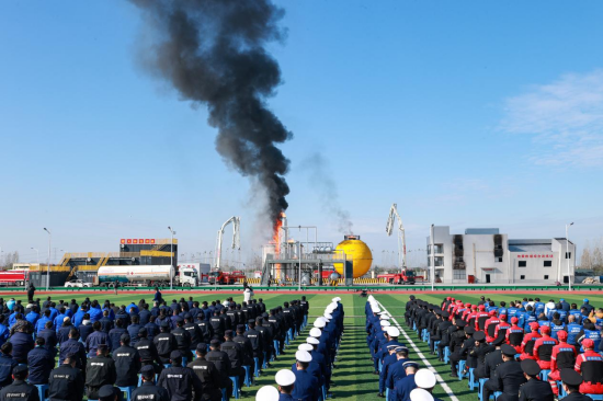 孝感市消防救援支队在市消防训练基地举行重大灾害事故综合应急救援演练活动。付传虎/摄