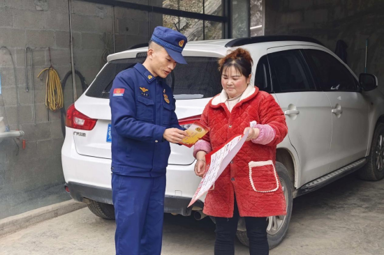 恩施州建始县消防宣传人员携带挂历、手册，入户宣讲消防安全知识 胡媛/摄