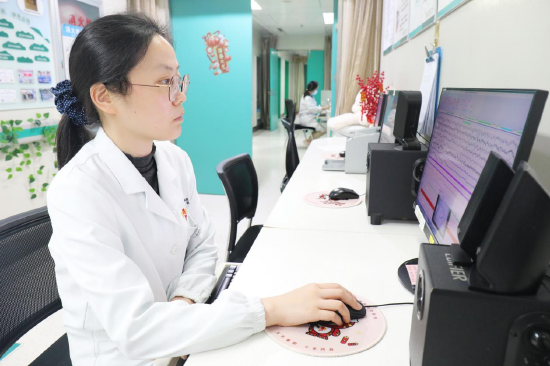 武汉市第一医院睡眠及神经心理团队龚雪医生，正为患者进行睡眠多导监测 通讯员代雨朦 摄