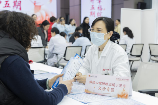 梅俊华主任参加义诊中 通讯员代雨朦 摄