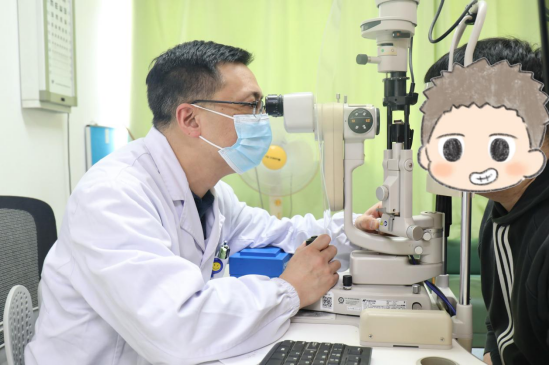 　　（武汉市第一医院（武汉市中西医结合医院）眼科副主任医师鲁铭为患者做眼部检查 通讯员代雨朦 摄）