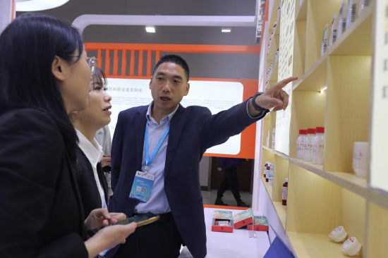 健博会现场，医院明星制剂引市民驻足咨询 通讯员：代雨朦 摄