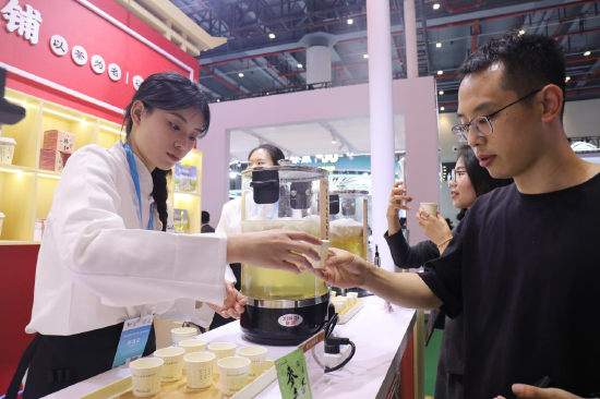 “中药茶饮铺”人气旺，工作人员为市民递上医院自制养生茶饮&nbsp;通讯员：代雨朦 摄