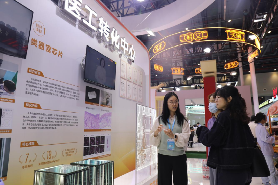 医工转化成果亮相健博会，类器官芯片引围观 通讯员：代雨朦 摄