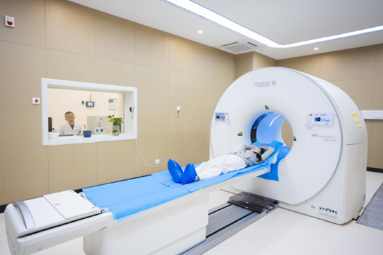 核医学科医务人员正在调试国产新一代全数字化PET/CT&nbsp;通讯员代雨朦摄